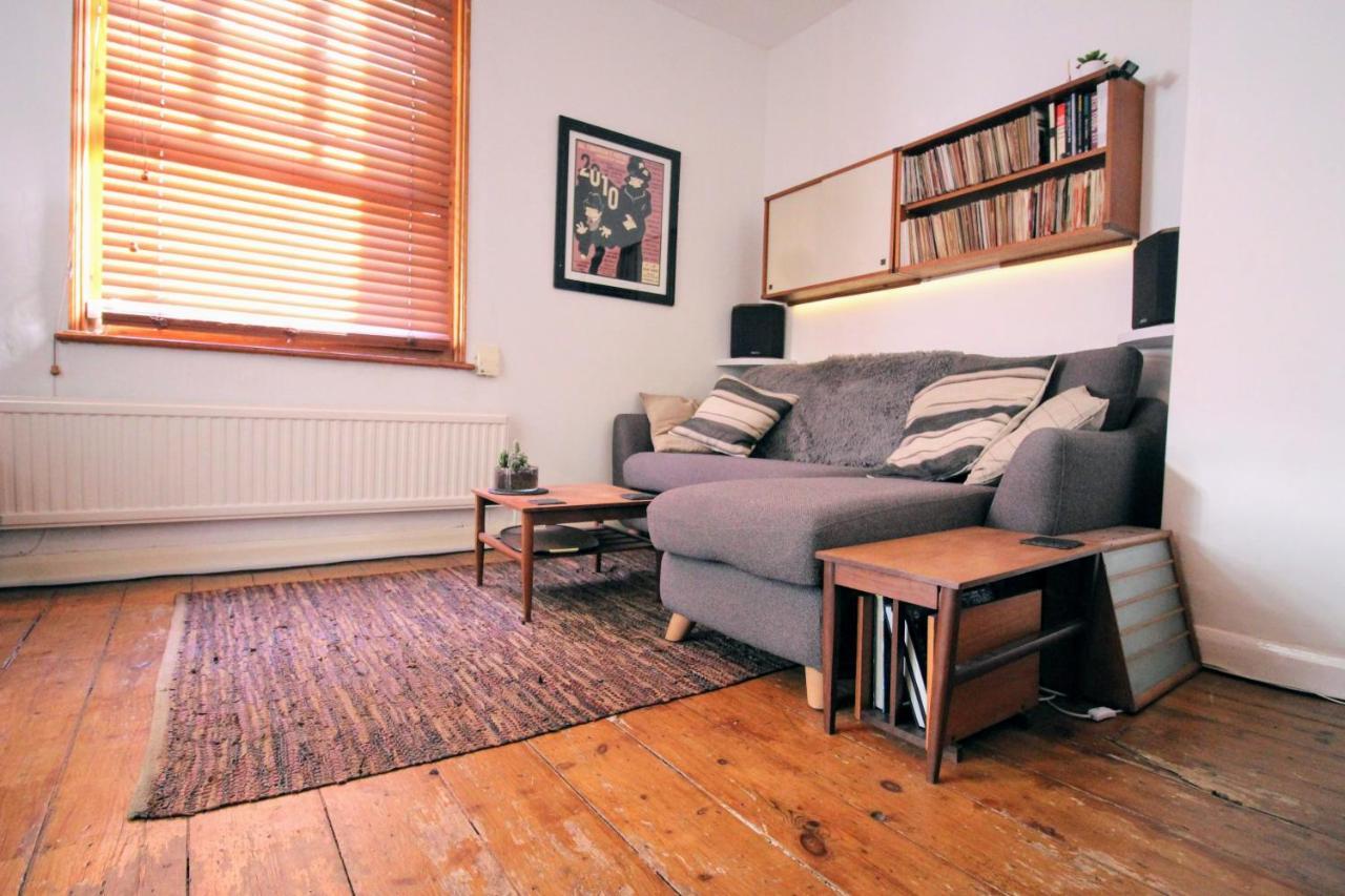 Traditional Victorian 2 Bed In Cobbled Street + Mod Cons - Full Home London Exterior photo